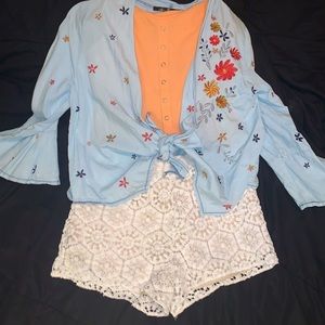 Cider White Daisy Embroidered Short Shorts